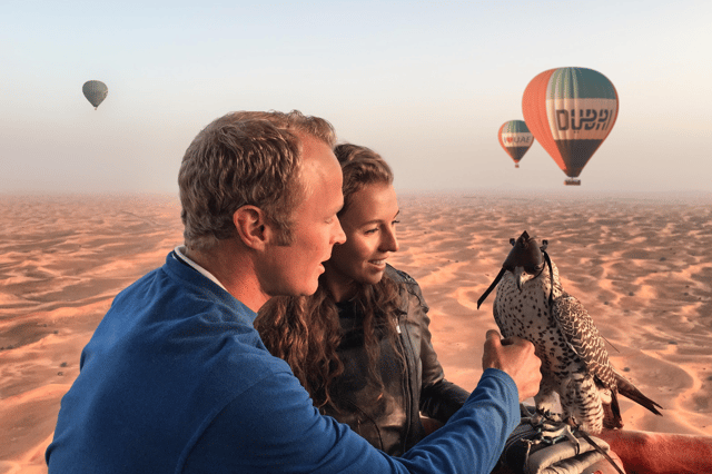 Dubái: globo al amanecer con desayuno y foto con halcón