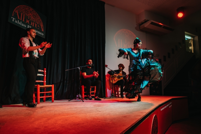 Granada: espectáculo de flamenco en La AlboreáGranada: espectáculo flamenco en La Alboreá, vino y embutido