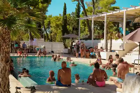 De Split : Brač Island Beach Bar and Pool Party