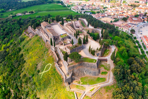 Girona, Hostalric Castle & La Roca Village Tour