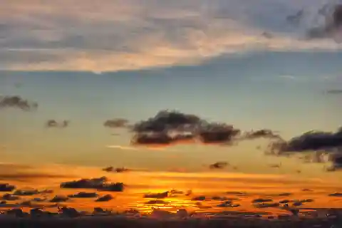 Randonnée au lever du soleil aux Seychelles : la première lumière depuis le sommet de la montagne
