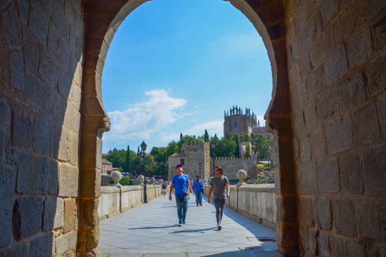 Madrid: Toledo, Segovia, & Alcázar Small-Group Guided Tour Private Tour in Spanish
