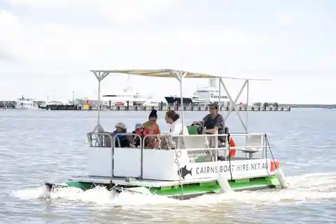 Cairns : Location de bateaux à ponton avec barbecue et pêche en option