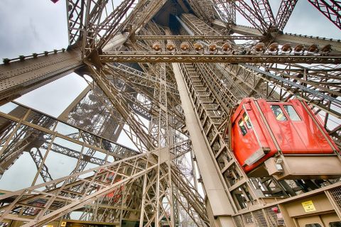 Eiffeltornet: Guidad rundtur och tillträde till toppen med hiss