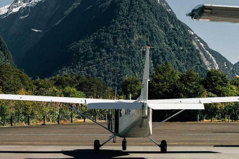 Z Wanaka: Milford Sound Flight z lądowaniem i lodowcami