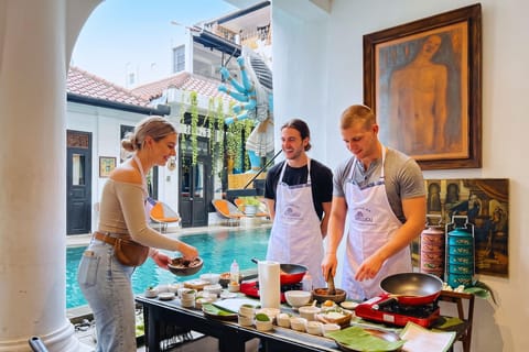 Jakarta: House of Tugu Tour with Cooking Class & Drink - Image 2