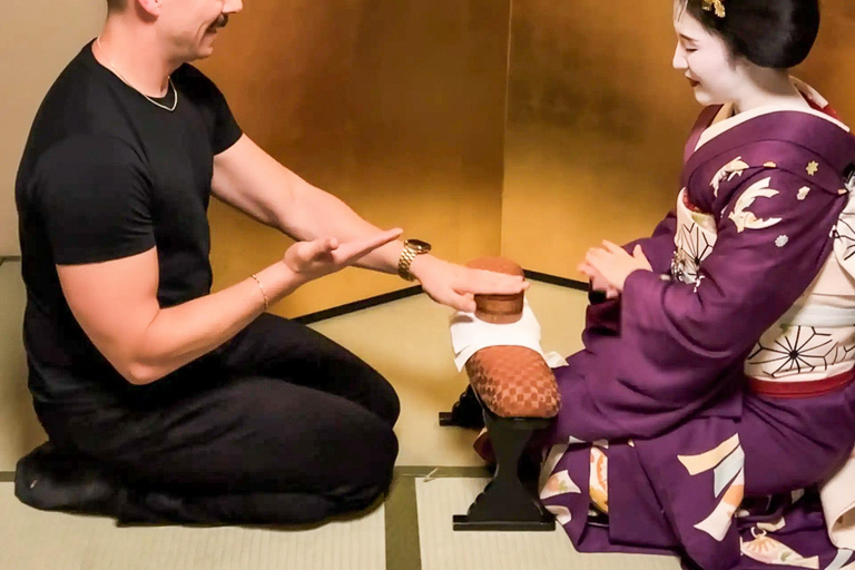 Kyoto: Meet the Geisha with Gion Historic Walking Tour