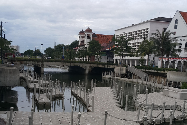 Jakarta: Guided City Tour by Tuk Tuk, Train, and Boat