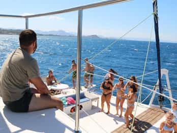 Desde Dénia/Jávea: Paseo en barco por Cala Blanca con moto acuática y almuerzo