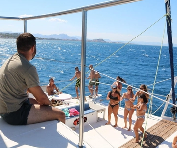 Da Dénia/Jávea: Gita in barca a Cala Blanca con moto d'acqua e pranzo