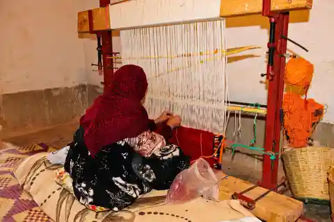 Marrakech: Rug Art Experience with Tea and Artisan Visit