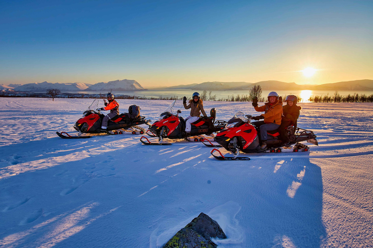 Tromsø: Sneeuwscootersafari met verblijf in Aurora Crystal Lavvo