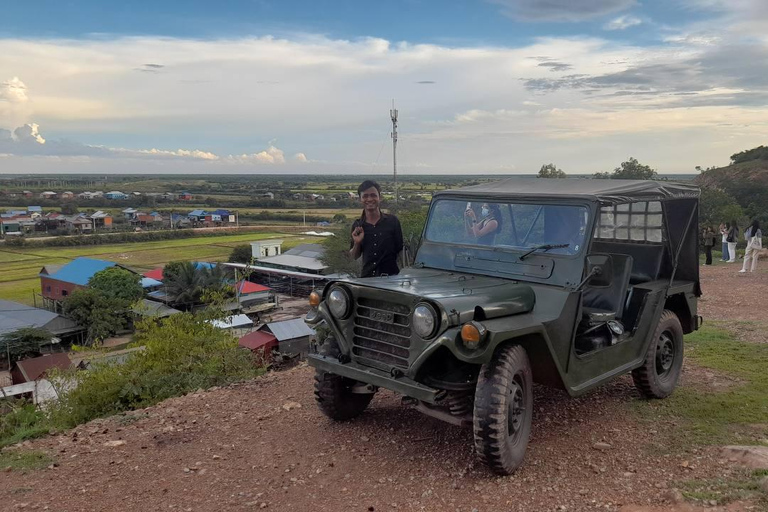 Die Landschaft bei Sonnenuntergang mit dem Jeep