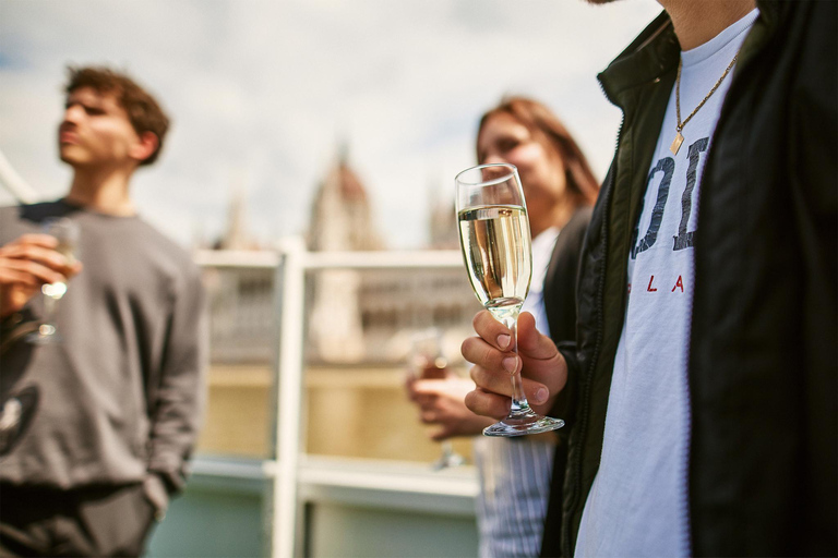 Budapest: Summer Brunch & Cruise with Prosecco or Cake Brunch & Cruise with Unlimited Prosecco