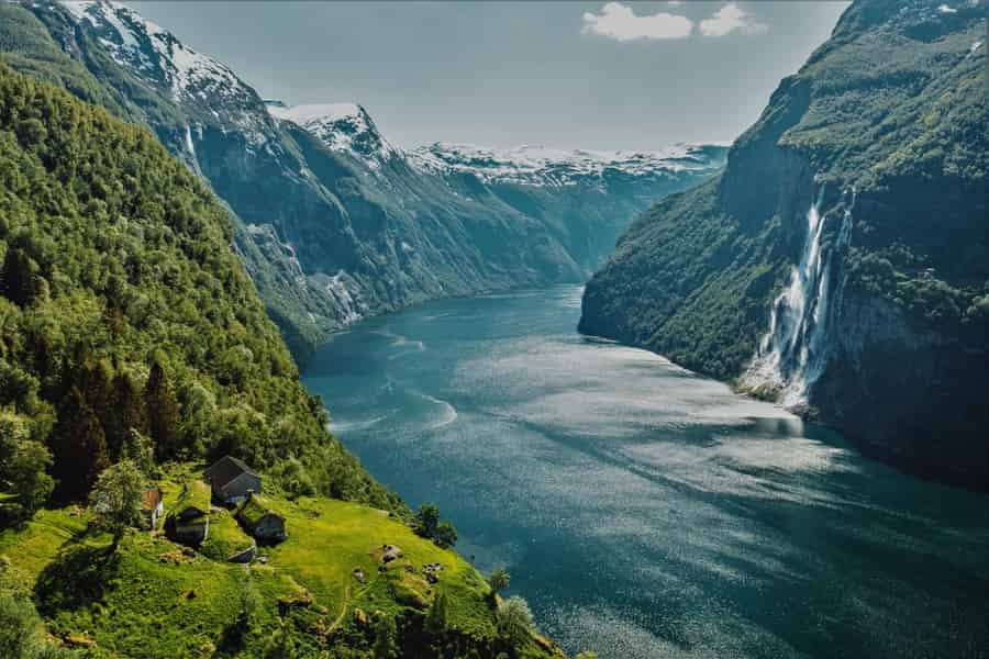 Nordfjordeid: Bustransfer & Geirangerfjord Sightseeingboot. Foto: GetYourGuide Nordfjordeid: Bustransfer & Geirangerfjord Sightseeingboot. Foto: GetYourGuide