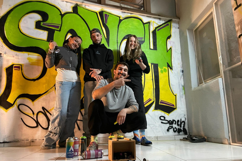 Atelier d'art du graffiti avec des habitants d'un jardin d'intérieur d'Istanbul