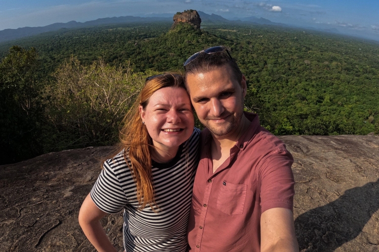 Von Colombo aus: Pidurangala Rock und Minneriya Safari Tagestour