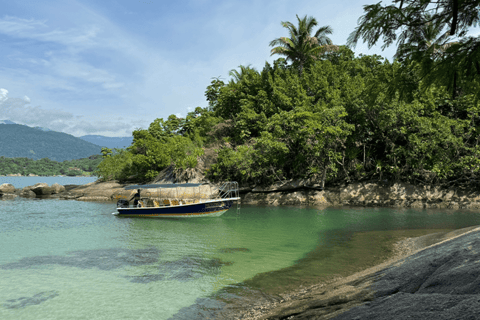 Îles Paraty : Bateau rapide avec plongée en apnéeTour en bateau en groupe sur la mer de Paraty