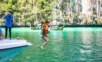 Desde Phuket, Phi Phi, Maya Bay, & Khai Islands Premium Trip - Hizvo