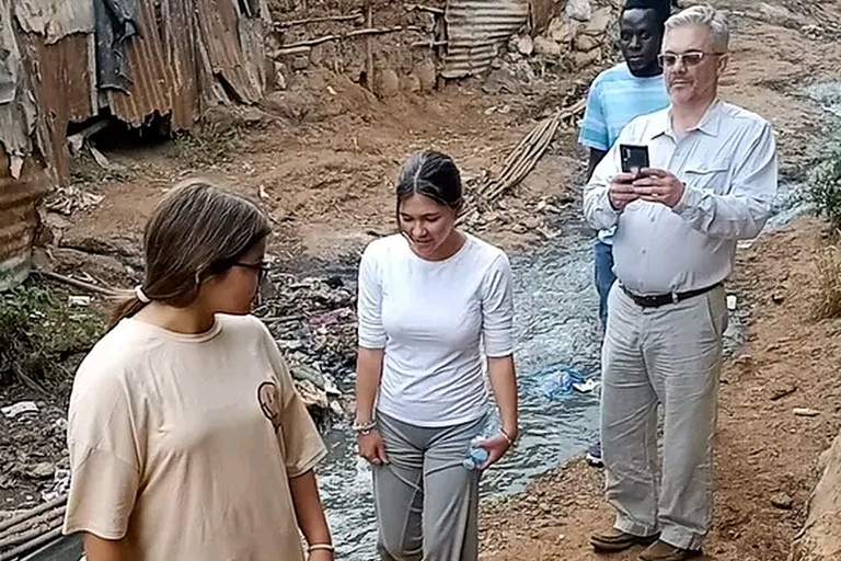 Nairobi: Excursão guiada de meio dia a pé pela favela de Kibera.Favela de Kibera: Excursões a pé de meio dia pela cidade de chocolate, Nairóbi