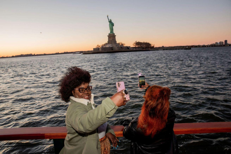 NYC: Sightseeing Holiday Cruise with Drink