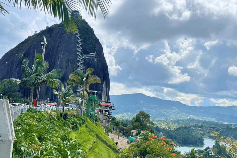 Medellin: Guatape und El Penol Rock Tagestour mit Bootsfahrt