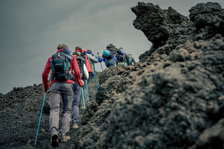 Etna: wycieczka wspinaczkowa z przewodnikiem do kraterów szczytowychEtna: Wędrówka do kraterów na szczycie
