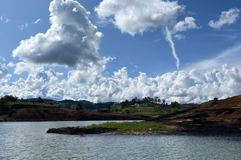 Tour a Guatapé: scalare la Roccia, ammirare il bellissimo villaggio e un buffet