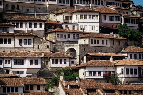 Desde Tirana: Visita de un día a la ciudad de Berat, UNESCO, y al lago BelshiCiudad de Berat UNESCO y Lago Belshi: Excursión de un día desde Tirana