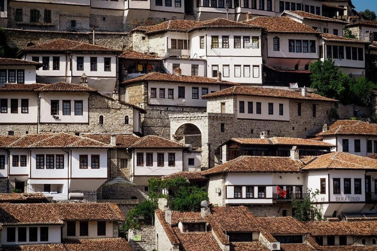 Desde Tirana: Visita de un día a la ciudad de Berat, UNESCO, y al lago BelshiCiudad de Berat UNESCO y Lago Belshi: Excursión de un día desde Tirana