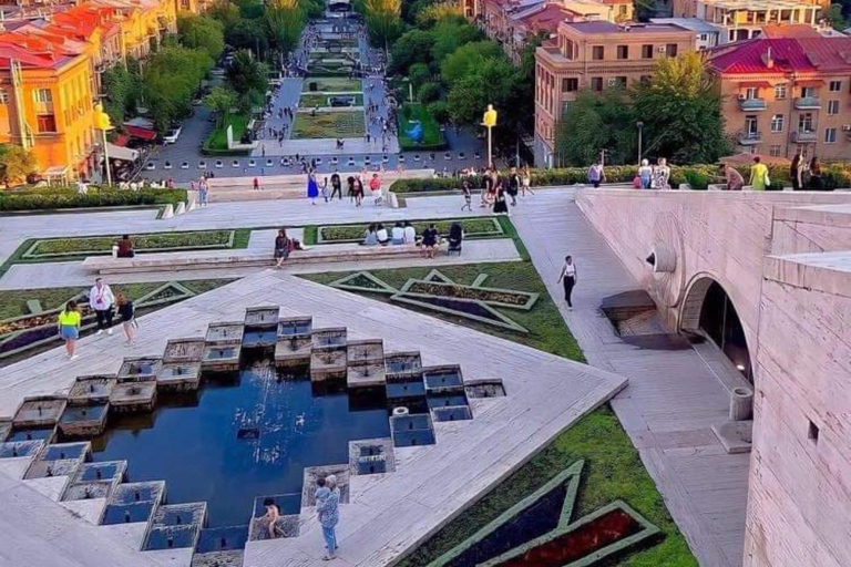 Viagem particular de 1 dia para Saghmosavank - Monumento do Alfabeto e YerevanPasseio particular de um dia para Saghmosavank - Monumento do Alfabeto e Yerevan