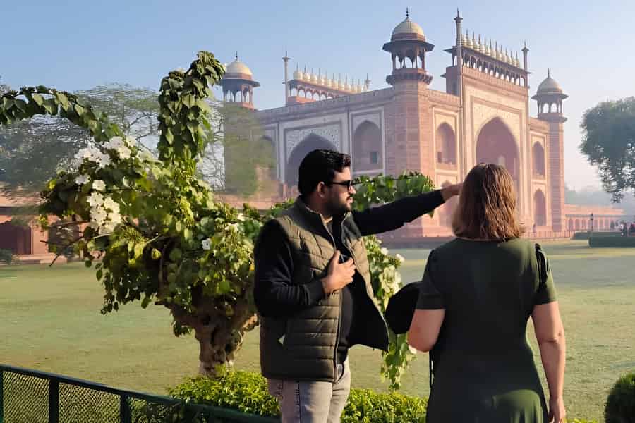 Ab Delhi: Taj Mahal & Agra bei Sonnenaufgang mit 5-Sterne-Mittagessen. Foto: GetYourGuide Ab Delhi: Taj Mahal & Agra bei Sonnenaufgang mit 5-Sterne-Mittagessen. Foto: GetYourGuide