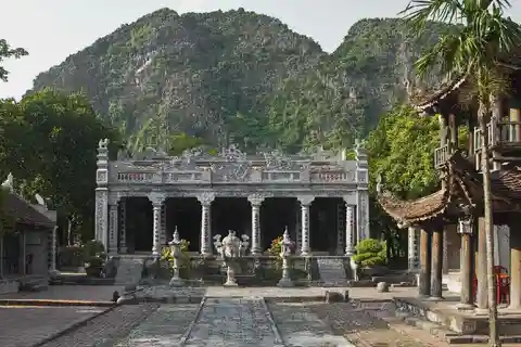From Hanoi: Ninh Binh 2-Day Tour with Hoa Lu and Tam Coc