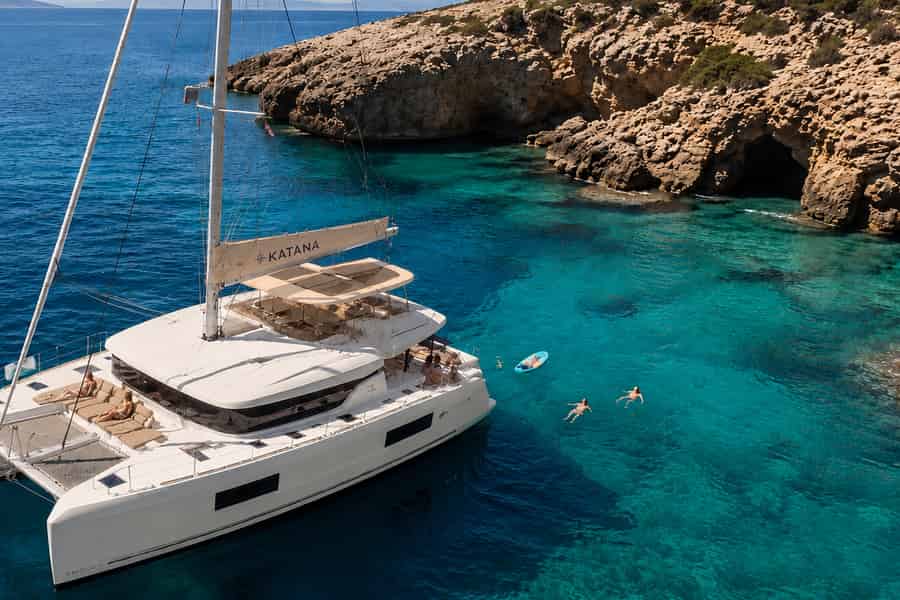 Luxus-Katamaran mit All-Inclusive-Paket, Mittagessen, Getränken & Transfer. Foto: GetYourGuide Luxus-Katamaran mit All-Inclusive-Paket, Mittagessen, Getränken & Transfer. Foto: GetYourGuide