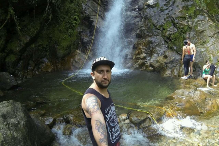 Medellín: Excursión a la Cascada Secreta con Merienda y Café