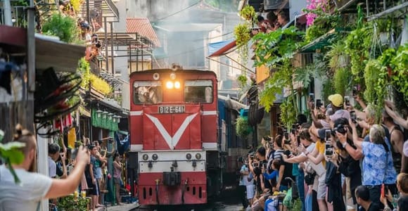 Hanoi: Street Food Tour with Vietnamese Class & Train Street