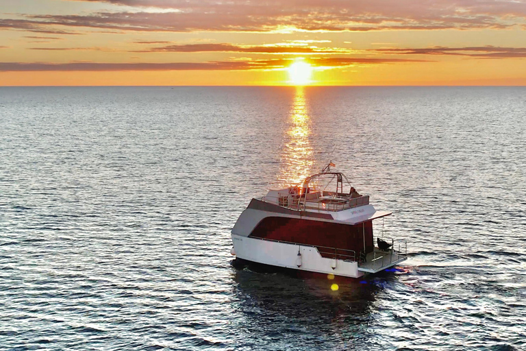 Valencia: giro in barca di lusso con capitano, bevande e bagno privato