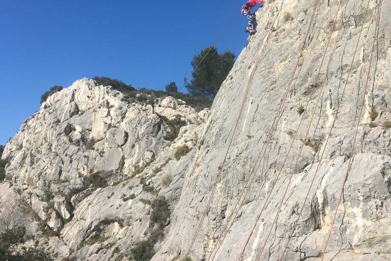 Séance de découverte de l'escalade dans les Calanques près de Marseille