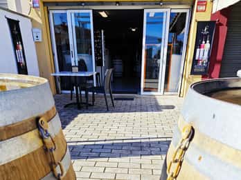 Tasting wines from Mallorca - Vinothek Cala Mandia