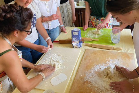 Pompeii: Pizza Class in a Local Family Home with Transfer