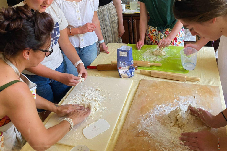 Pompeii: Pizza Class in a Local Family Home with Transfer