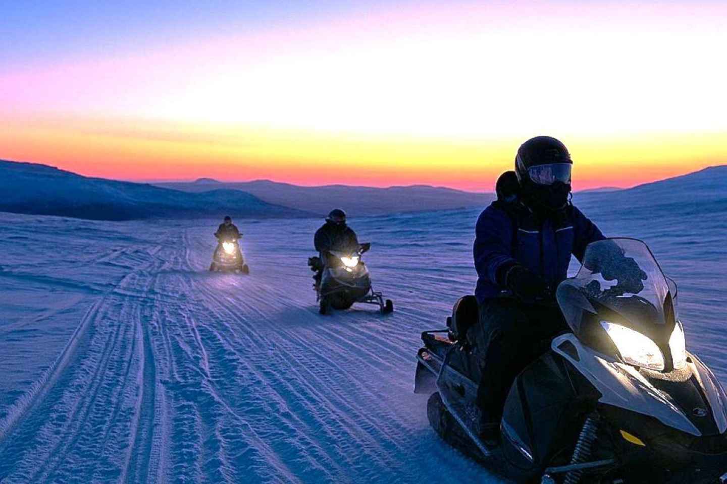Levi: Twilight Snowmobile Safari & Stargazing Experience