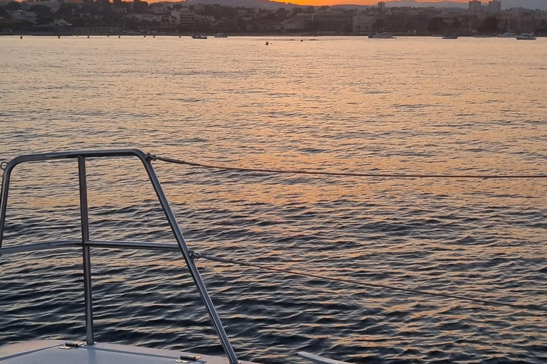Villeneuve-Loubet: Small group catamaran day cruise Villeneuve-Loubet: Catamaran sunset cruise for small groups