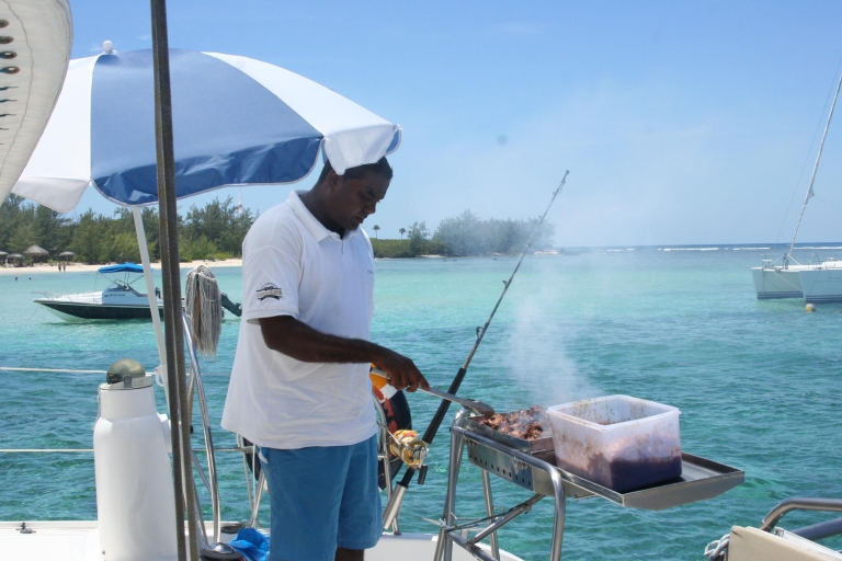 Excursión en catamarán a Ile au Cerfs con almuerzo y cascada GRSECatamarán compartido + servicio de recogida y regreso privado