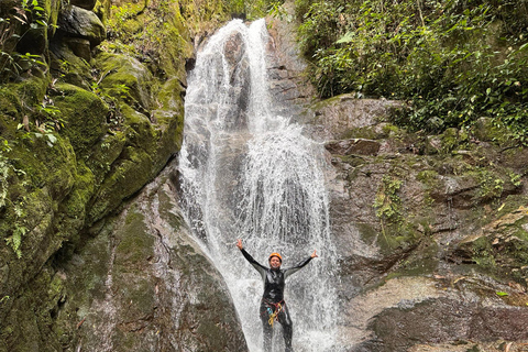 ميديلين: جولة نصف يوم للنزول إلى الشلالات الرائعة.