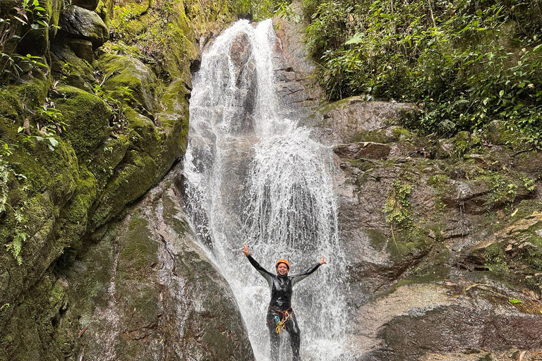 ميديلين: جولة نصف يوم للنزول إلى الشلالات الرائعة.