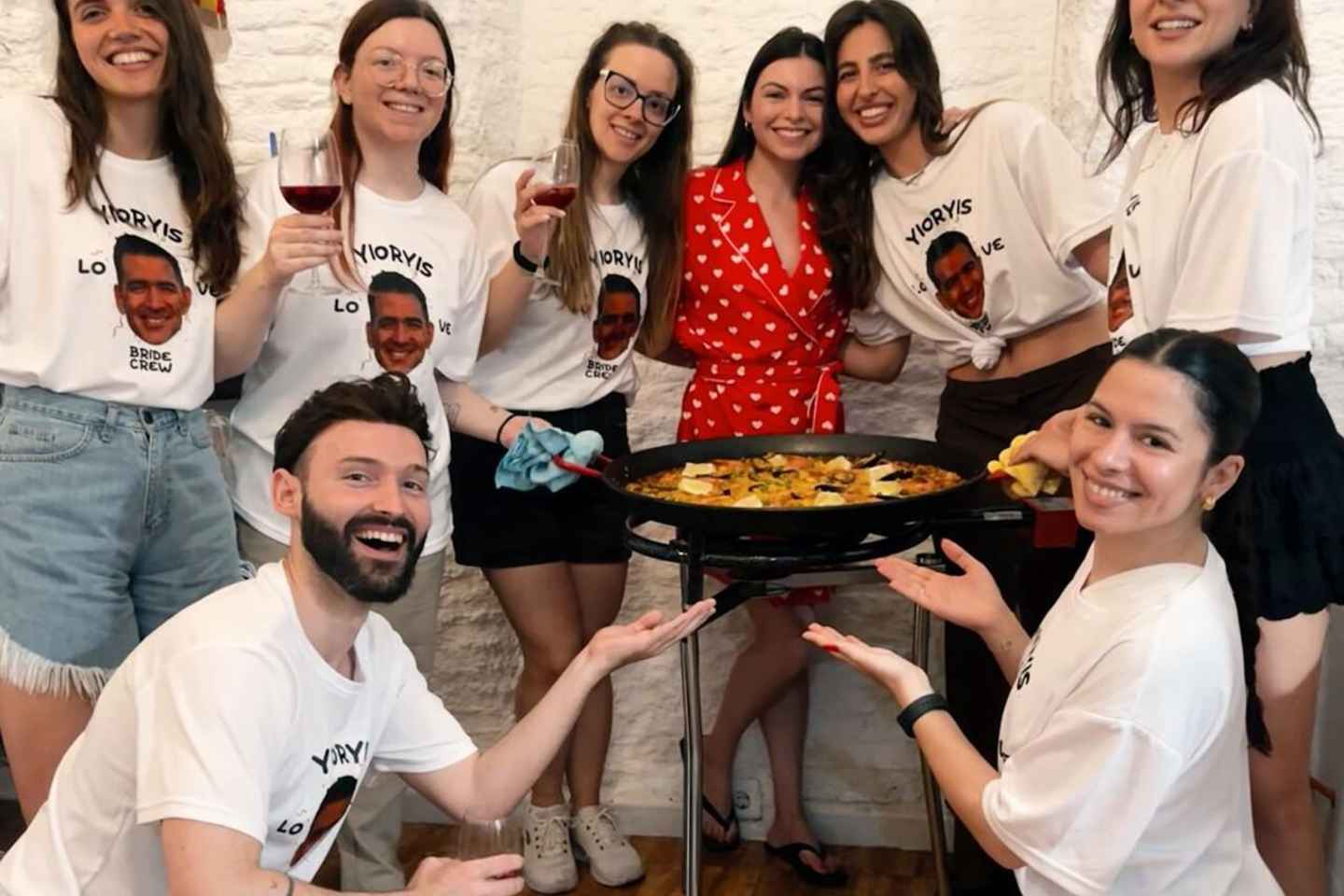 Madrid: Cook, toast, and enjoy an unlimited paella and sangria experience - Madrid: Cook, toast, and enjoy an experience with unlimited paella and sangria