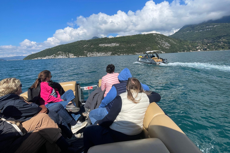 Annecy: Lounge boat cruise with skipper on the lake Dream getaway on a lounge boat on Lake Annecy