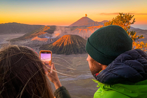 Yogyakarta - Bromo - Ijen (Blaues Feuer) - Ketapang Hafen3D2N Touren: Erstaunliche Aussicht auf den Bromo und das blaue Feuer des Ijen-Gebirges