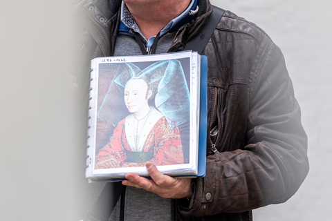 Historical walk in Bruges with local guide. Praline included